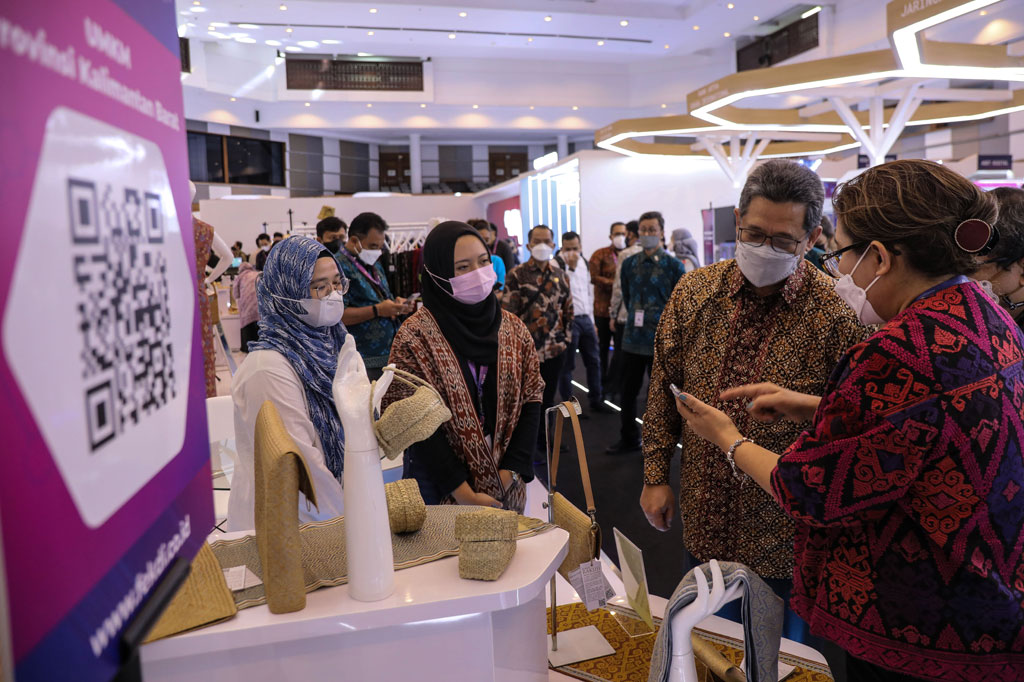 Gubernur Bank Indonesia Perry Warjiyo mengunjungi Festival Ekonomi Digital Keuangan Indonesia (FEKDI) 2022 di Bali International Convention Center (BICC), Nusa Dua, Bali, Selasa, 12 Juli 2022.