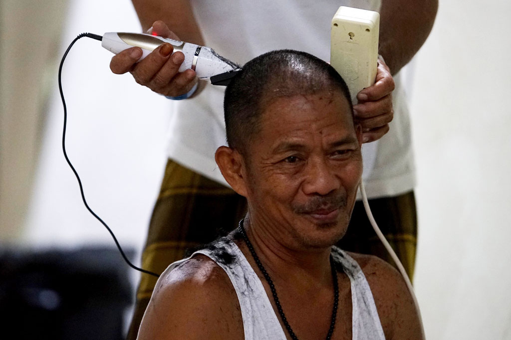 Sebagian jemaah haji Indonesia melakukan tahalul awal dengan mencukur rambut kepala usai melempar jumrah sebagai bagian dari rangkaian pelaksanaan ibadah haji, di Mina, Arab Saudi, Senin, 11 Juli 2022.