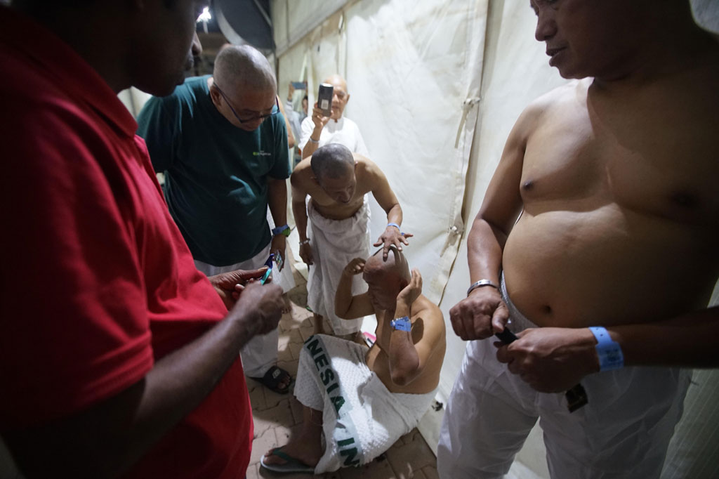 Tahalul awal menandakan gugurnya sebagian larangan ihram bagi jemaah haji. Tahalul awal dilakukan ketika telah melempar jumrah aqabah pada 10 Zulhijah dan mencukur rambut minimal tiga helai.