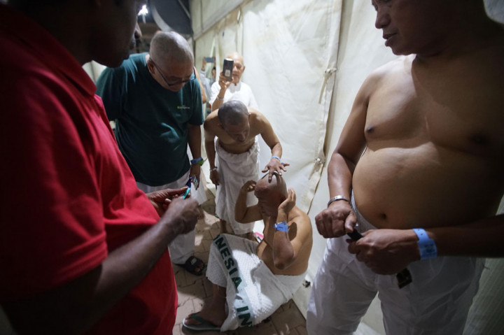 Tahalul awal menandakan gugurnya sebagian larangan ihram bagi jemaah haji. Tahalul awal dilakukan ketika telah melempar jumrah aqabah pada 10 Zulhijah dan mencukur rambut minimal tiga helai.