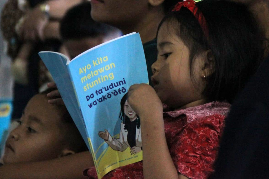 Untuk memudahkan interaksi dan pelayanan pengobatan kepada warga pedalaman, YCPSI juga membagikan buku berisikan modul bahasa lokal tentang tata cara mengkonsumsi makanan sehat.