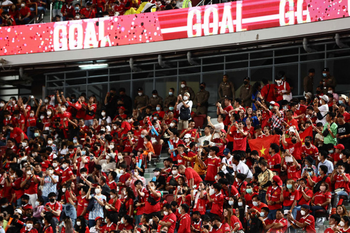MU mengambil inisiatif menyerang dari awal laga dan mampu unggul lebih dulu pada menit 12 melalui tendangan Jadon Sancho seusai memanfaatkan kesalahan dari lini depan Liverpool. Gol tersebut disambut gembira penonton yang memenuhi stadion Rajamanggala, Bangkok.