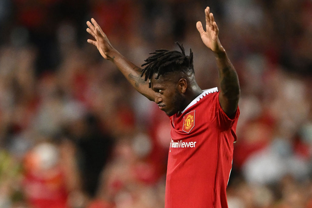 Skuad asuhan Erik ten Hag menambah keunggulan pada menit ke-30 setelah tendangan melambung Fred dari luar kotak penalti merobek gawang Liverpool yang dijaga oleh Alisson Becker.