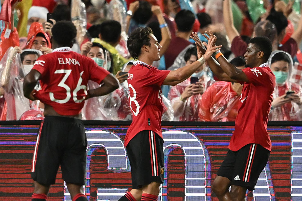 Justru The Red Devils berhasil menutup pesta empat gol tanpa balas mereka lewat pemain muda asal Uruguay, Facundo Pellistri seusai menerima umpan dari Amad Diallo pada menit 76.