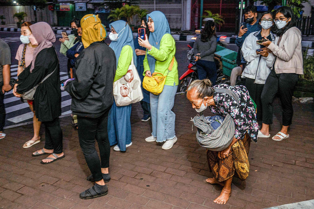 Berjualan di depan kios 'Optik Yogya' Jalan Bumijo, Gowongan, Yogyakarta, Mbah Satinem menjajakan kudapan dari ketan tersebut sejak pagi hari. Sebelum Mbah Satinem membuka dagangan, para pembeli sudah antre menunggu.
