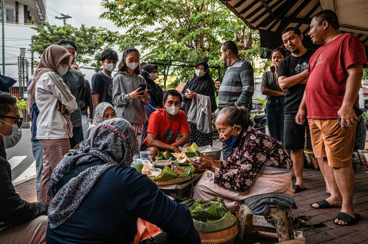 Lapak Mbah Satinem mulai buka hanya satu setengah jam saja, yaitu pukul 06.00-07.30 WIB. Antrean pembeli selalu mengular setiap hari. Terlambat datang, siap-siap saja kecewa karena kehabisan.
