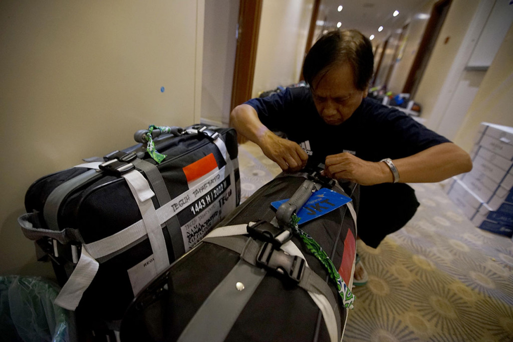 Mereka mengemas barang-barang bawaan dan dimasukkan ke dalam koper masing-masing.