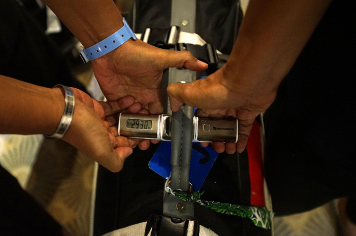 Kementerian Agama membatasi berat koper jemaah maksimal 32 kilogram yang dapat masuk bagasi pesawat agar tidak membahayakan penerbangan.