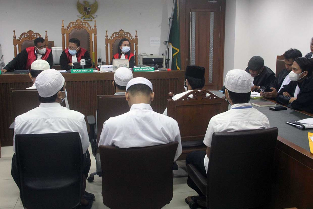 Majelis hakim menunda sidang pembacaan putusan sela atas eksepsi atau nota keberatan terdakwa kasus pengeroyokan terhadap pegiat media sosial sekaligus akademisi Ade Armando. 