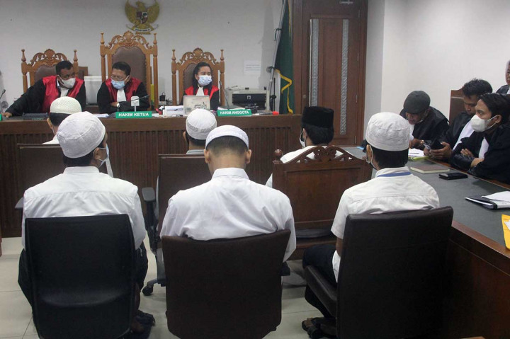 Majelis hakim menunda sidang pembacaan putusan sela atas eksepsi atau nota keberatan terdakwa kasus pengeroyokan terhadap pegiat media sosial sekaligus akademisi Ade Armando. 