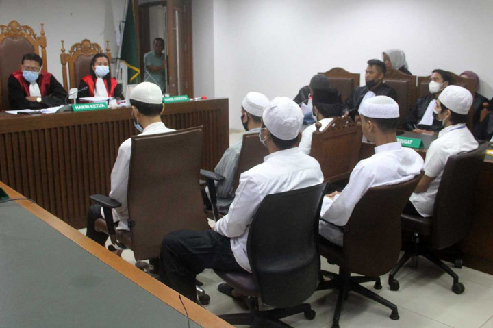 Hakim membatalkan putusan sela lantaran kuasa hukum salah satu terdakwa, Eggi Sudjana, minta untuk membacakan nota keberatan atau eksepsi atas surat dakwaan jaksa penuntut umum (JPU). 