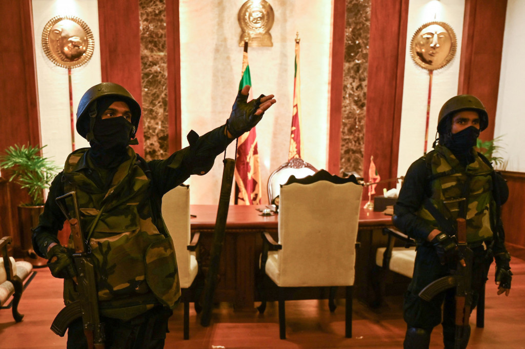 Pembatalan itu termasuk pencabutan aturan jam malam yang sebelumnya diterapkan pemerintah setelah Presiden Gotabaya Rajapaksa kabur ke Maladewa.