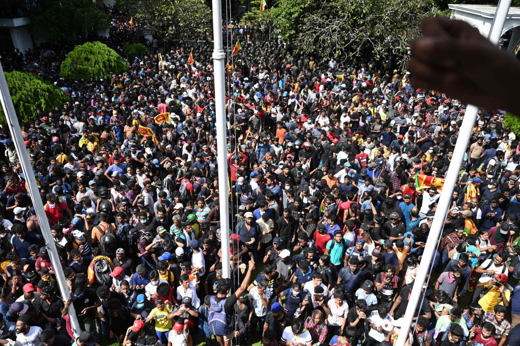Demonstran berkumpul di halaman gedung kantor perdana menteri Sri Lanka selama protes anti-pemerintah, di Kolombo pada 13 Juli.