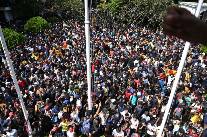 Demonstran berkumpul di halaman gedung kantor perdana menteri Sri Lanka selama protes anti-pemerintah, di Kolombo pada 13 Juli.