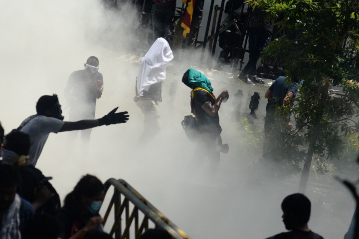 Gelombang demonstrasi pun tak kunjung surut. Para demonstran bahkan menyerbu kantor Perdana Menteri tak lama usai penunjukkan Wickremesinghe sebagai Plt Presiden.