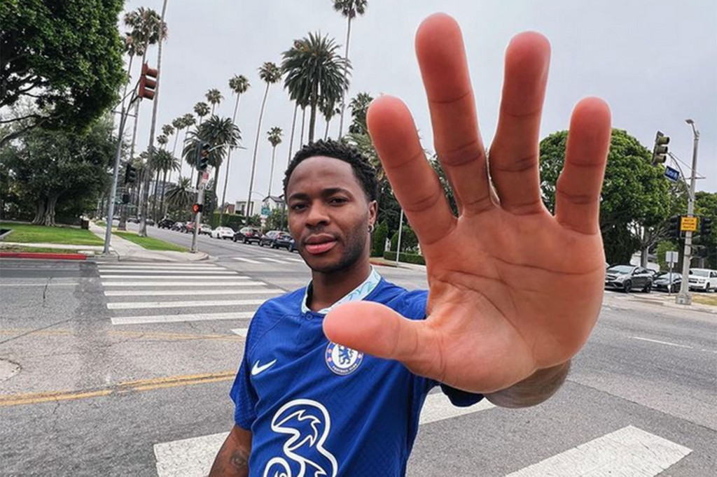 Pemain depan Inggris Raheem Sterling resmi bergabung dengan Chelsea dengan kontrak lima tahun, sekaligus mengakhiri tujuh tahun kesuksesannya bersama Manchester City. Kesepakatan itu bernilai  sekitar 50 juta pound (Rp893 miliar).