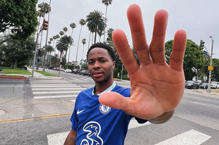 Pemain depan Inggris Raheem Sterling resmi bergabung dengan Chelsea dengan kontrak lima tahun, sekaligus mengakhiri tujuh tahun kesuksesannya bersama Manchester City. Kesepakatan itu bernilai  sekitar 50 juta pound (Rp893 miliar).