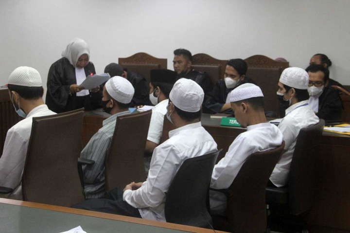  Majelis hakim menunda sidang pembacaan putusan sela atas eksepsi atau nota keberatan terdakwa kasus pengeroyokan terhadap pegiat media sosial sekaligus akademisi Ade Armando.