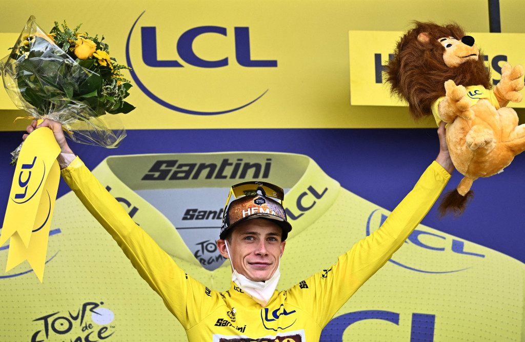 Jonas Vingegaard merebut kaus kuning sebagai penanda pemimpin klasemen keseluruhan dari Tadej Pogacar. Keberhasilan tersebut didapat Vingegaard setelah menjuarai etape ke-11 Tour de France yang mencakup trek Alpen sepanjang 151,7 km dari Albertville.