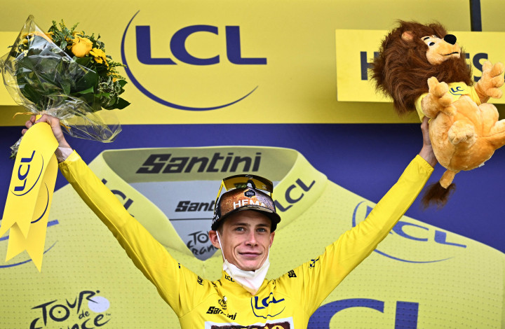 Jonas Vingegaard merebut kaus kuning sebagai penanda pemimpin klasemen keseluruhan dari Tadej Pogacar. Keberhasilan tersebut didapat Vingegaard setelah menjuarai etape ke-11 Tour de France yang mencakup trek Alpen sepanjang 151,7 km dari Albertville.