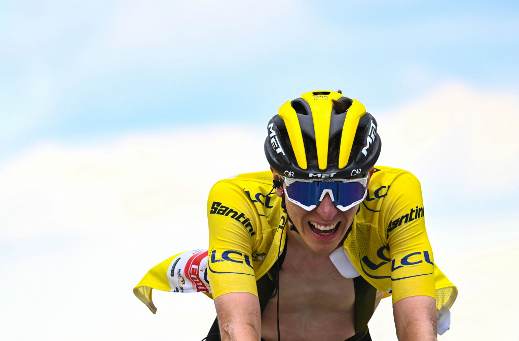 Pogacar yang memulai balapan dengan selisih 39 detik di depan Vingegaard dalam klasemen keseluruhan, melewati garis finis pada urutan ketujuh atau 2 menit 51 detik di belakang sang juara etape ini.