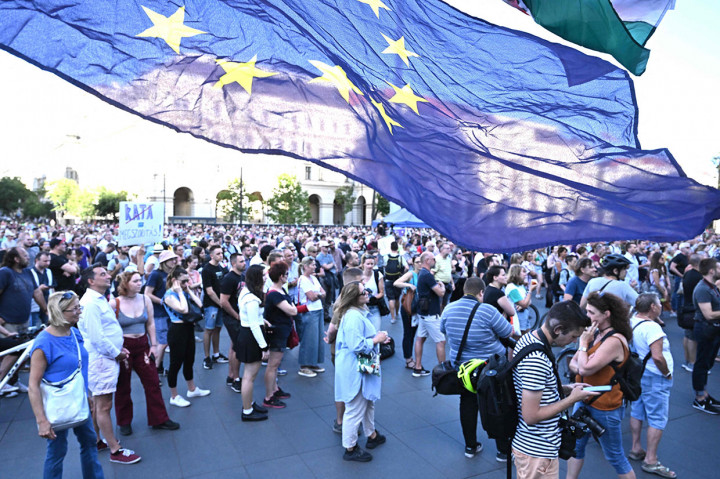 Dan pada Rabu, para pengunjuk rasa kembali berkerumun di luar gedung parlemen. Mereka meneriakkan kata-kata 