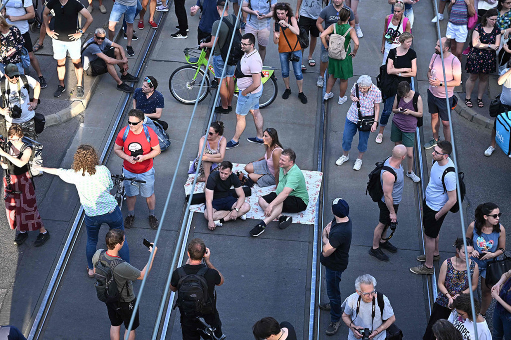 Aksi para demonstran itu sempat membuat lalu lintas terhenti di beberapa persimpangan jalan serta di jembatan lainnya yang membentang di atas Sungai Danube.