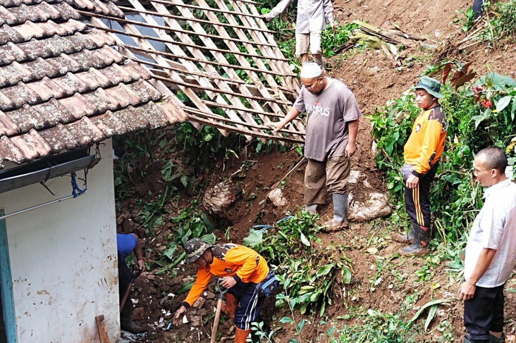 Akibatnya sebuah rumah warga rusak terkena longsoran tanah dan jalan menuju makam sunan muria juga tertutup material longsoran tanah.