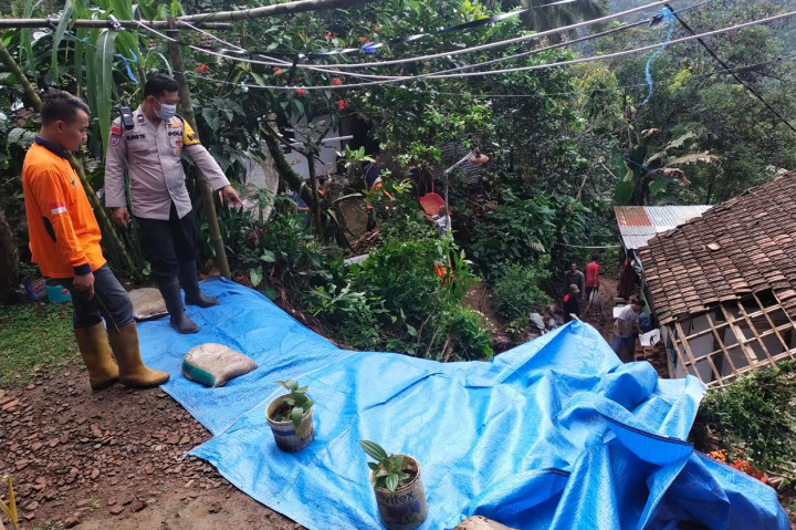 Bencana alam tanah longsor terjadi di Desa Colo, Kecamatan Dawe, Kabupaten Kudus, Kamis, 14 Juli 2022. 