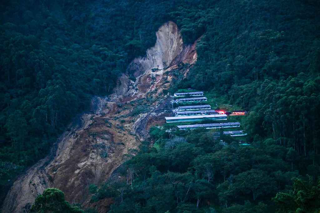 Sedikitnya dua orang meninggal setelah tanah longsor melanda dekat Kota San Antonio del Prado, Departemen Antioquia, Kotamadya Medellin, Kolombia, pada Rabu, 13 Juli waktu setempat.