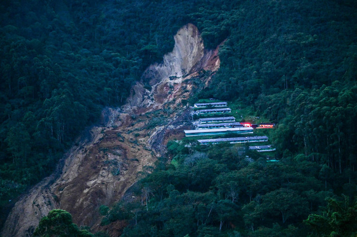 Sedikitnya dua orang meninggal setelah tanah longsor melanda dekat Kota San Antonio del Prado, Departemen Antioquia, Kotamadya Medellin, Kolombia, pada Rabu, 13 Juli waktu setempat.