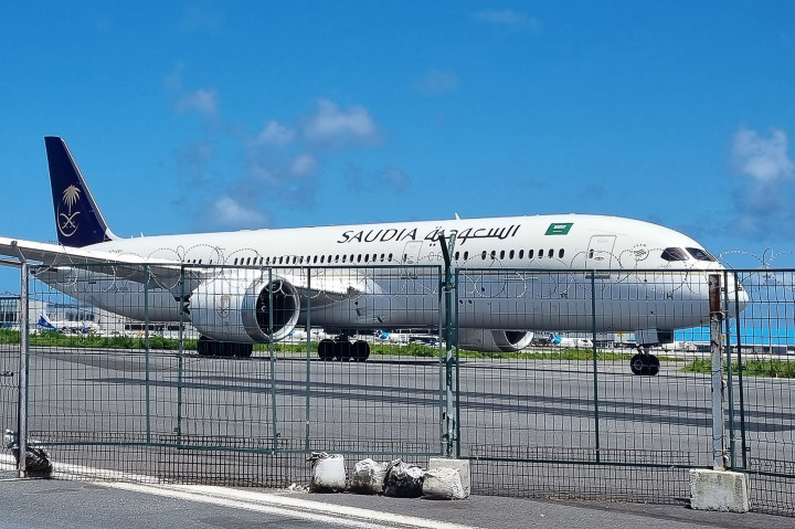 Sebuah maskapai Saudia Boeing 787 Dreamliner menuju Singapura dan membawa presiden Sri Lanka yang melarikan diri Gotabaya Rajapaksa, istri dan dua pengawalnya bersiap untuk lepas landas di bandara Internasional Velana di Male pada 14 Juli 2022.