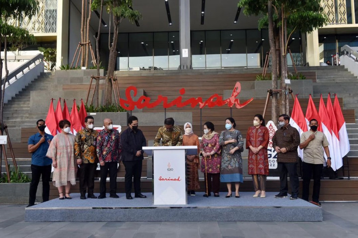 Presiden Joko Widodo meresmikan wajah baru pusat perbelanjaan Sarinah di Jalan MH Thamrin, Jakarta Pusat, Kamis, 14 Juli 2022. Peresmian mal pertama Indonesia ini dilakukan, setelah renovasi total sejak 2020 lalu dan selesai di awal tahun ini.
