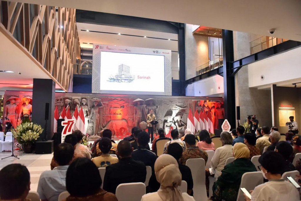 Dalam kunjungannya ini, Jokowi ditemani oleh ibu Negara Iriana Jokowi, Presiden ke-5 Megawati Soekarnoputri, Ketua DPR RI Puan Maharani serta Menteri Koperasi dan UKM Teten Masduki.