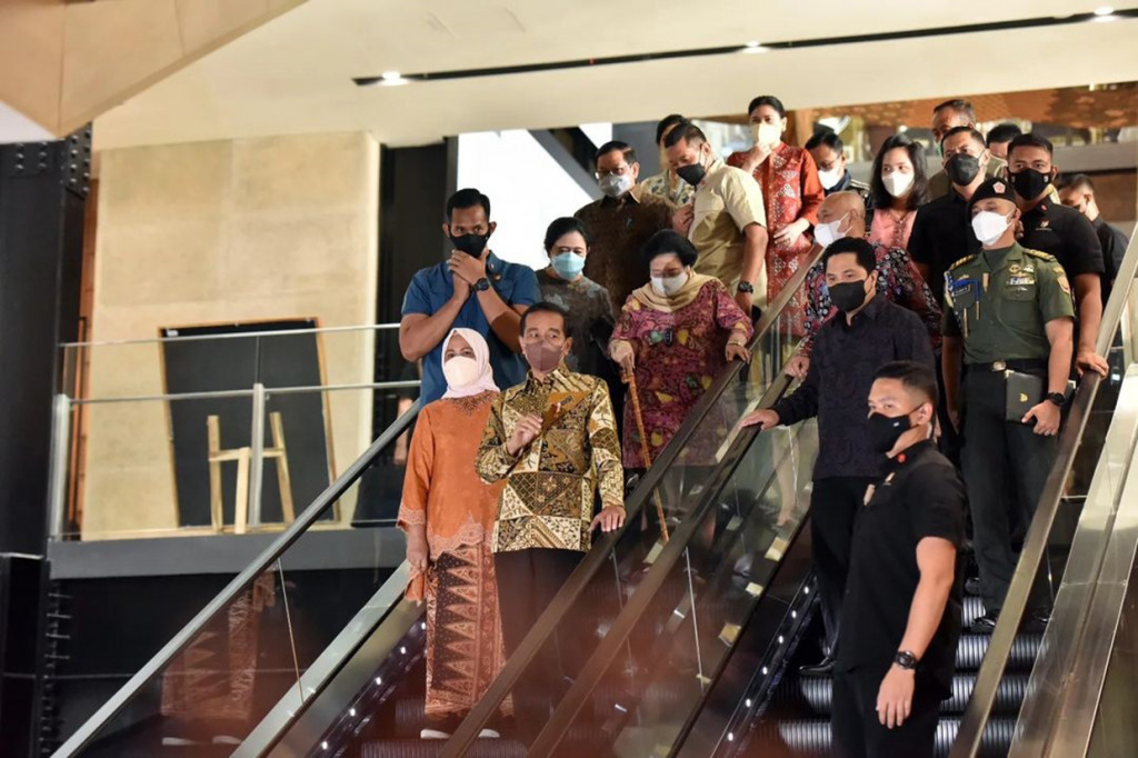 Setibanya di Sarinah, Jokowi langsung berkeliling melihat kondisi mal yang sudah di buka sejak 21 Maret 2022 lalu, namun baru akan diresmikan hari ini.