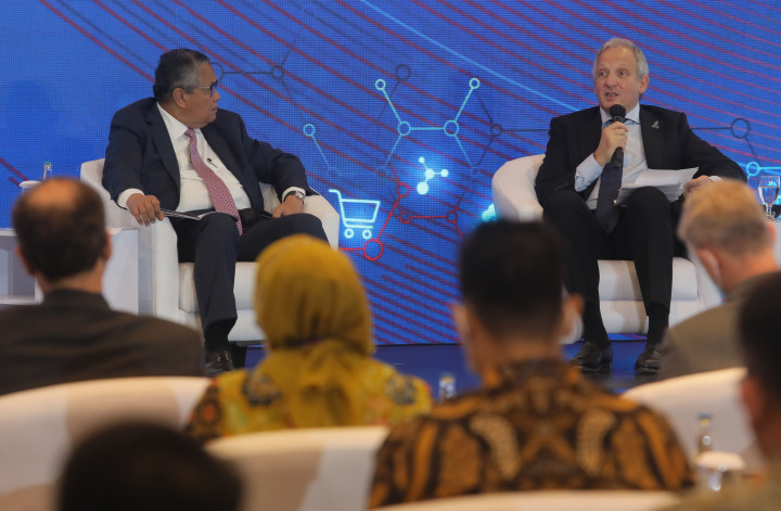 Deputi Gubernur Bank of England sekaligus Chair of the Committee on Payments and Market Infrastructures (CPMI) dan Co-Chair of FSB Cross Border Payments Coordination Group Jon Cunliffe (kanan) didampingi Gubernur Bank Indonesia Perry Warjiyo (kiri) berbicara saat Diskusi Cross Border Payment dalam kegiatan Festival Ekonomi Keuangan Digital Indonesia (FEKDI) 2022, di Nusa Dua, Badung, Bali, Kamis, 14 Juli 2022.