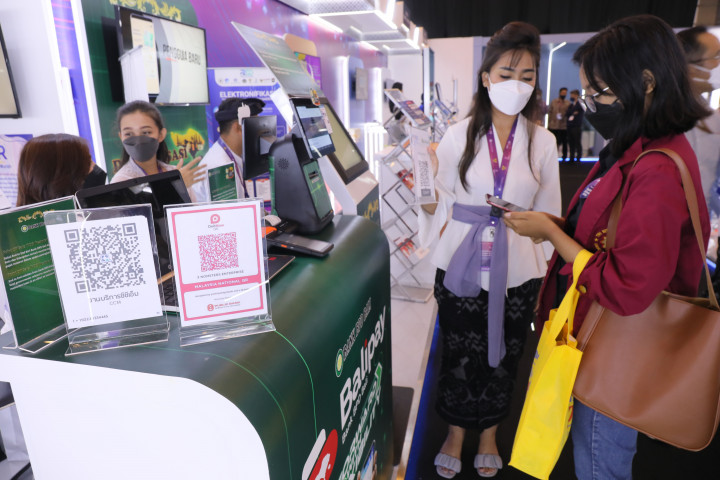 Pegawai Bank BPD Bali menunjukkan aplikasinya sudah dapat bertransaksi dengan QR Code Cross Border pada Festival Ekonomi Digital Keuangan Indonesia (FEKDI) 2022 di Bali International Convention Center (BICC), Nusa Dua, Bali, Kamis, 14 Juli 2022. Sistem pembayaran digital yang berkembang pesat, mendorong inovasi metode pembayaran lintas negara (cross border payment).