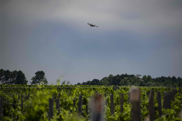 Sekitar 600 petugas damkar dan pesawat pemadam kebakaran Canadair dikerahkan untuk memadamkan api.