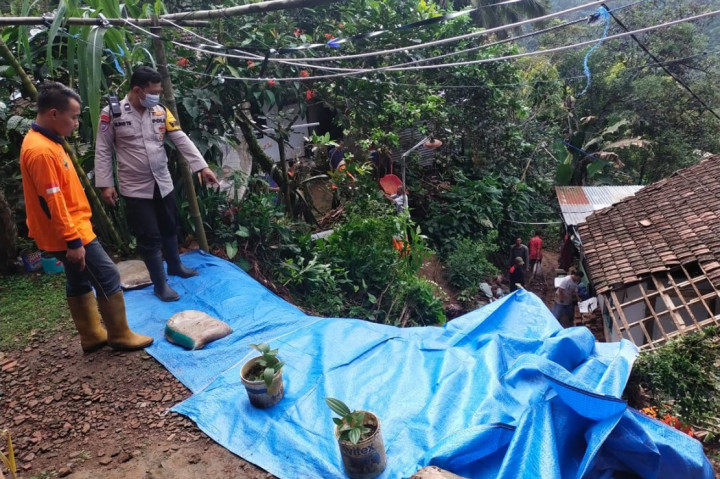 Bencana alam tanah longsor terjadi di Desa Colo, Kecamatan Dawe, Kabupaten Kudus, Kamis, 14 Juli 2022. Akibatnya sebuah rumah warga rusak terkena longsoran tanah dan jalan menuju makam sunan muria juga tertutup material longsoran tanah.