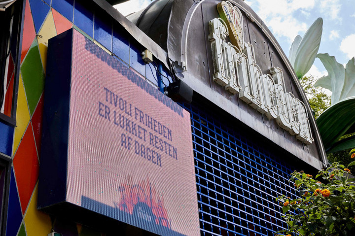 Taman hiburan Tivoli Friheden di Aarhus, Denmark barat, ditutup, setelah seorang gadis berusia 14 tahun meninggal dan seorang bocah lelaki berusia 13 tahun terluka dalam kecelakaan roller coaster.