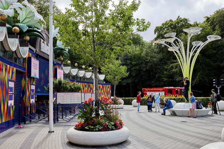 Saat itu bagian depan yang pecah, menyebabkan empat orang terluka parah. Investigasi mengungkapkan terjadi kesalahan konstruksi.