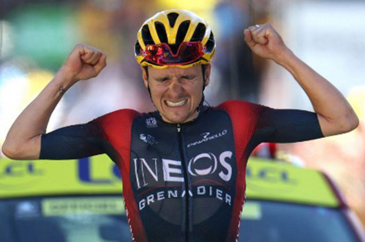 Tom Pidcock mengklaim kesuksesan di etape 12 Tour de France, di L'Alpe d'Huez pada akhir tanjakan solo yang panjang, Kamis, 14 Juli 2022.