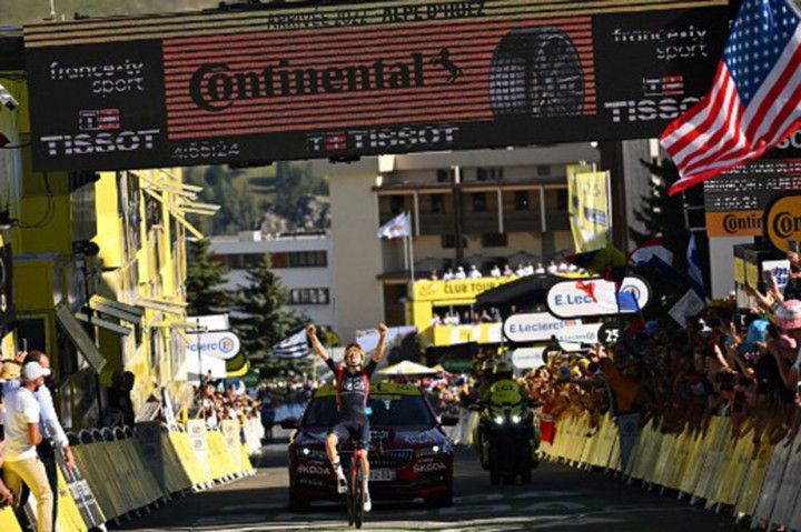 Juara dunia cyclocross dan peraih medali emas cross country mountain bike Olimpiade itu menyerang sejak breakway dengan lebih dari 10km tersisa di tanjakan terakhir, sepanjang 13,8km dengan gradien 8,1 persen, dan tak pernah terkejar sejak itu.
