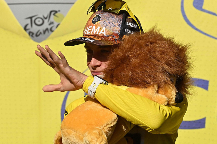 Sementara pembalap Jumbo-Visma, Jonas Vingegaard tetap berhak memakai kaos kuning.