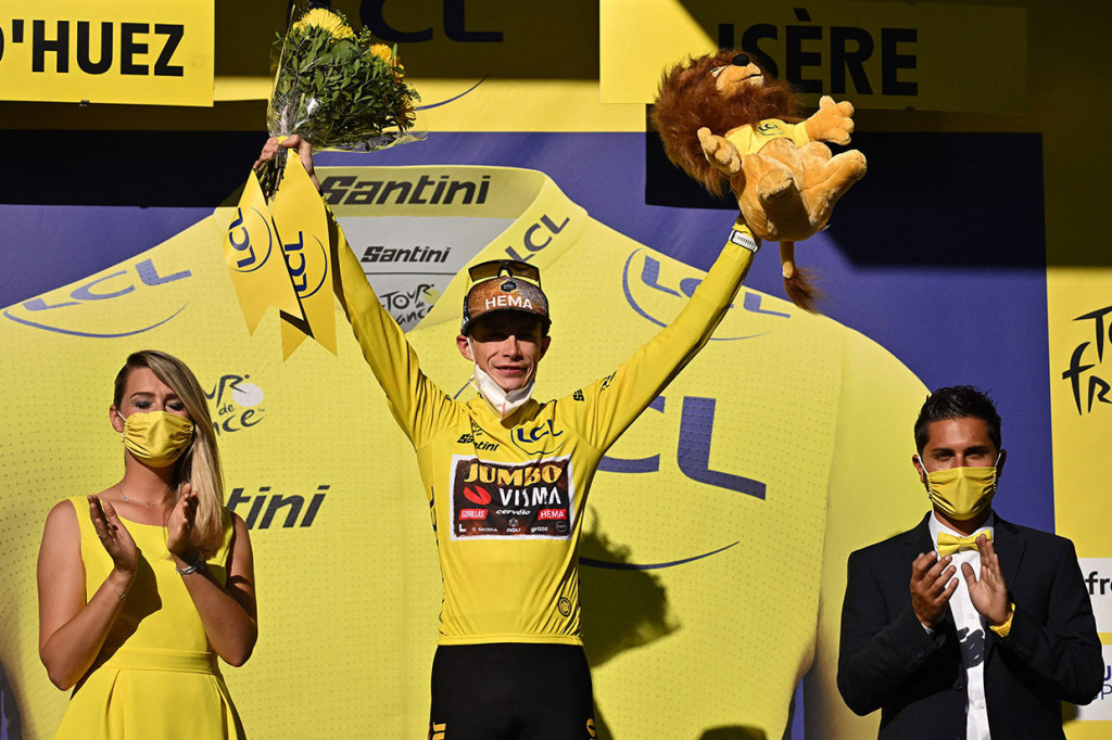 Vingegaard asal Denmark kini unggul dua menit 22 detik di depan Pogacar yang menyalip Roman Bardet ke peringkat dua klasemen umum setelah sang pembalap Prancis tersebut kelelahan di beberapa kilometer terakhir.