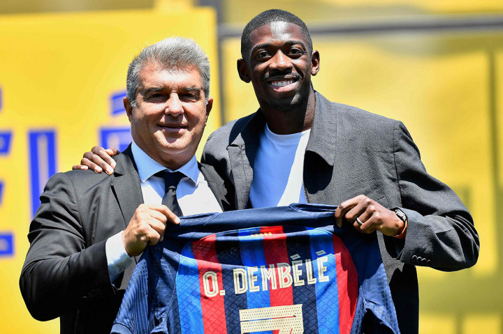 Pemain sayap Barcelona asal Prancis, Ousmane Dembele berpose bersama Presiden FC Barcelona Joan Laporta di tempat latihan Joan Gamper di Sant Joan Despi, dekat Barcelona pada Kamis, 14 Juli 2022.