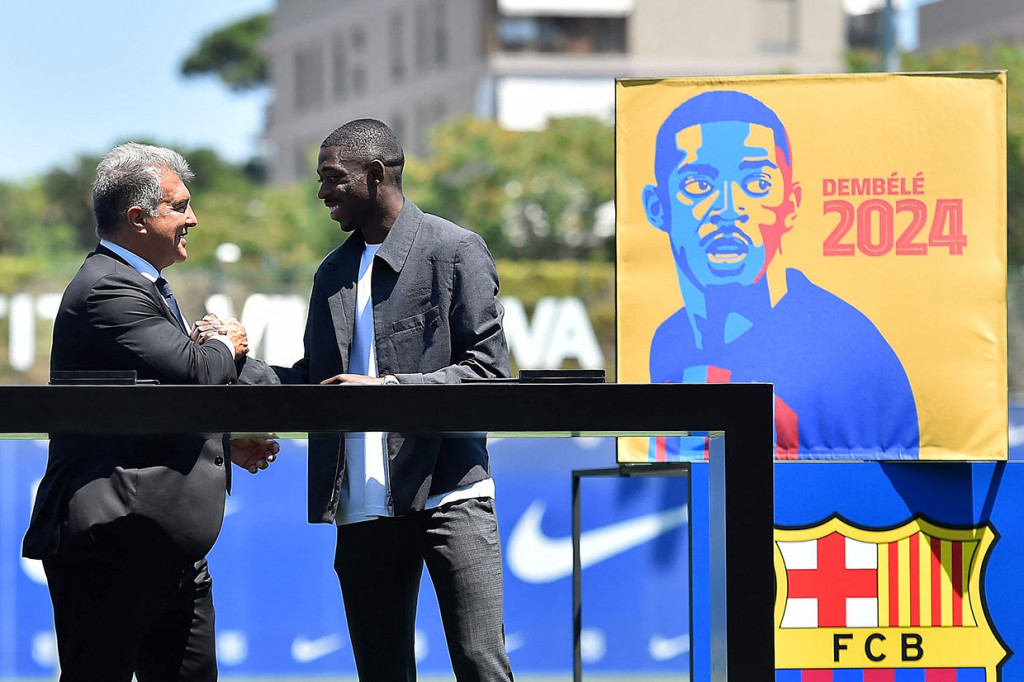 Dembele didatangkan Barcelona dari Borussia Dortmund pada musim panas 2017 dengan biaya transfer mencapai 140 juta euro atau sekitar Rp2,2 triliun.