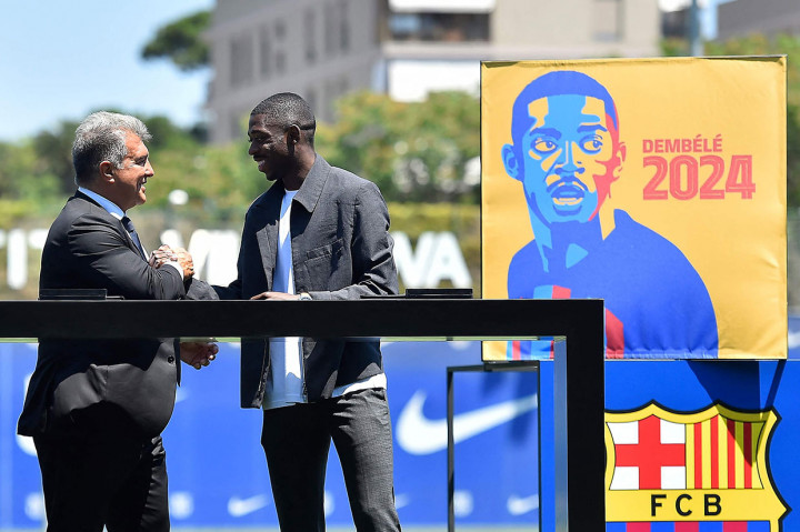 Dembele didatangkan Barcelona dari Borussia Dortmund pada musim panas 2017 dengan biaya transfer mencapai 140 juta euro atau sekitar Rp2,2 triliun.