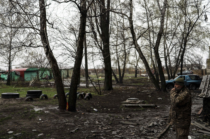 Seorang prajurit berpatroli di Popasna, wilayah Donbass Ukraina, di tengah invasi Rusia ke Ukraina.