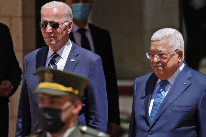 Presiden AS Joe Biden (kiri) diterima oleh Presiden Palestina Mahmud Abbas dengan upacara penyambutan di Kompleks Kepresidenan Muqataa Palestina di Kota Betlehem, Tepi Barat pada Jumat, 15 Juli 2022.